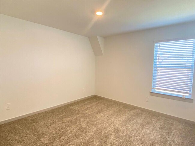 Building Photo - 3306 Silverton Dr