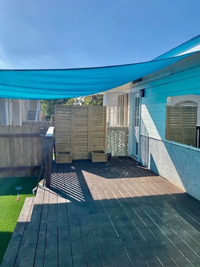 Building Photo - Darling 2 bedroom, 1 bath Single Family Home