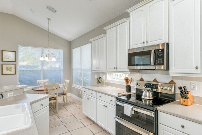 Building Photo - Spacious 4BR Retreat w/ Fenced Yard + Resort Amenities