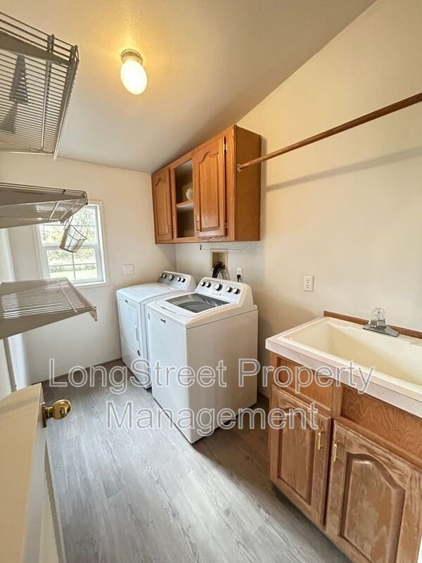 Building Photo - 2520 NW Robinhood St