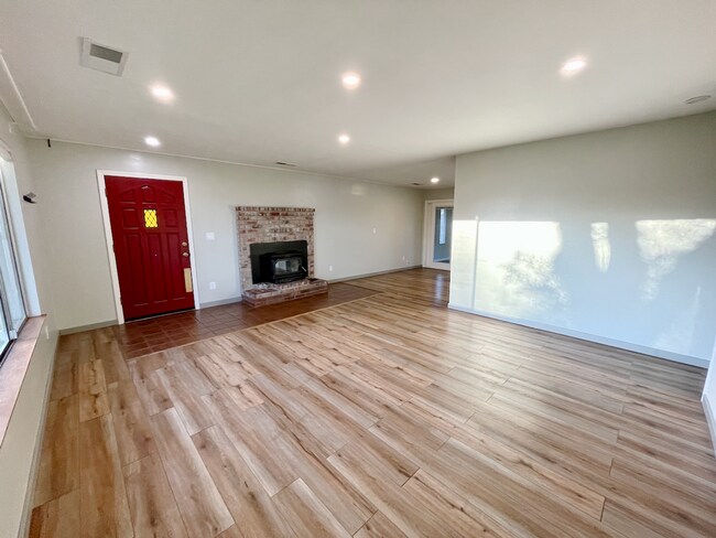 Building Photo - COUNTRY SETTING 3 BEDROOM WITH POOL AND SOLAR