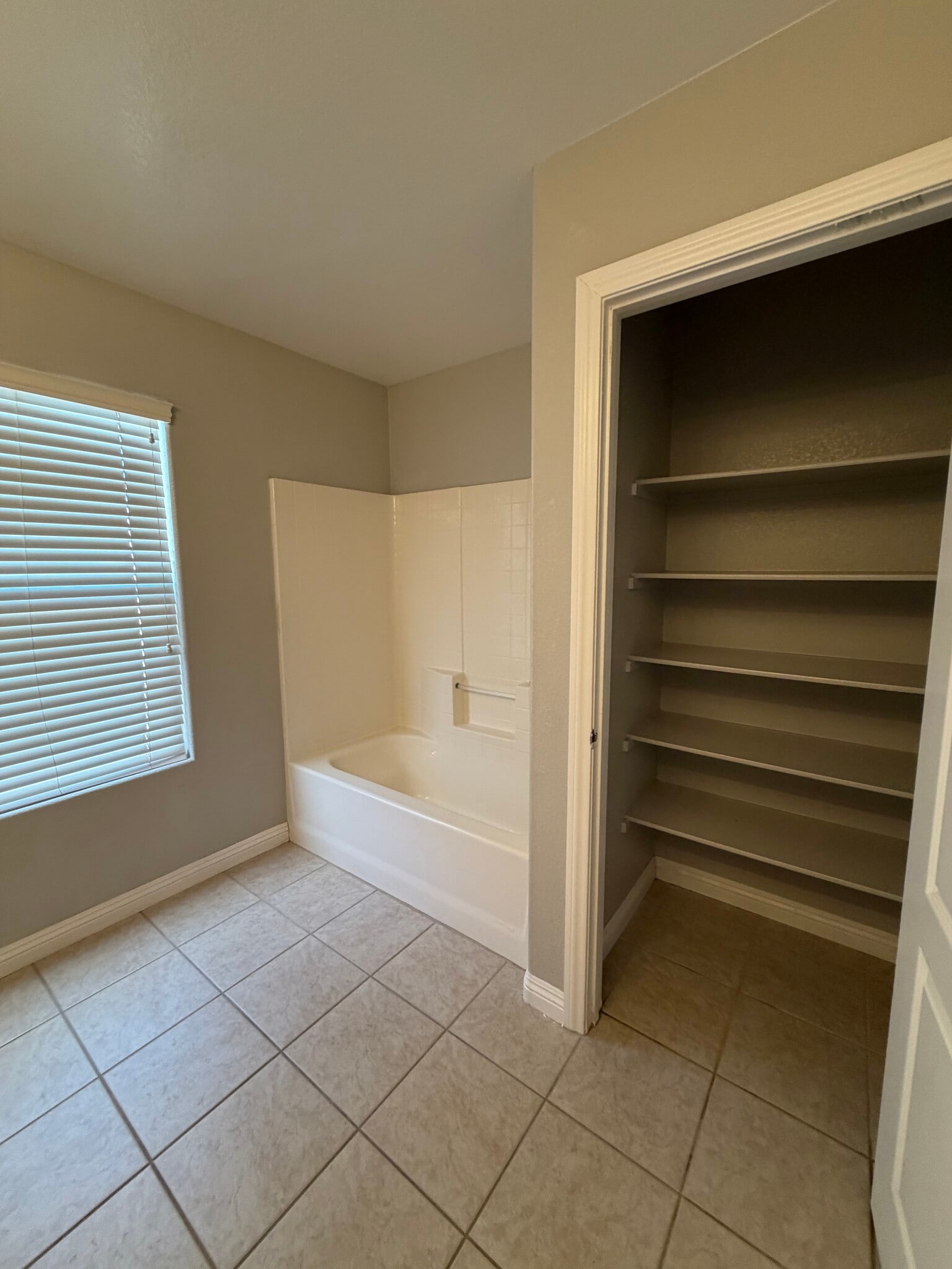 Building Photo - 9521 Grand Fir Ct