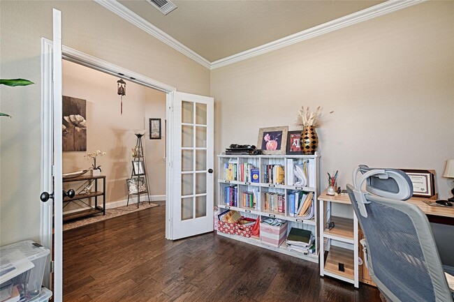Building Photo - 640 Teakwood Dr
