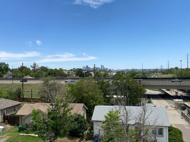 Building Photo - Luxury Townhome - 3 Bed 3.5 Bath at Overlo...