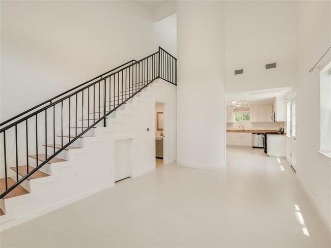 Building Photo - 2200 Rosewood Ave