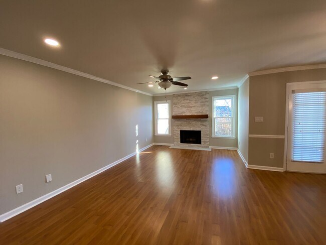 Building Photo - 2 Bedroom 2.5 Bath Townhome in Great Marietta Location w/ a Unfinished Basement