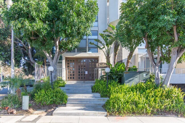 Building Photo - On Sail Bay in Pacific Beach! Updated 2 Be...