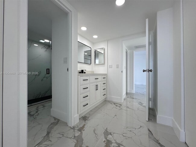 Building Photo - 3675 N Country Club Dr