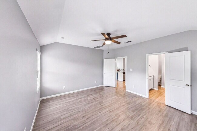 Building Photo - NO CARPET! Up to 1 Month Free Rent with 18-24 Month Lease! No Security Deposit Programs Available.