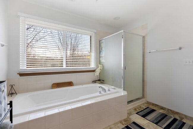 Building Photo - 526 Normandy Ln