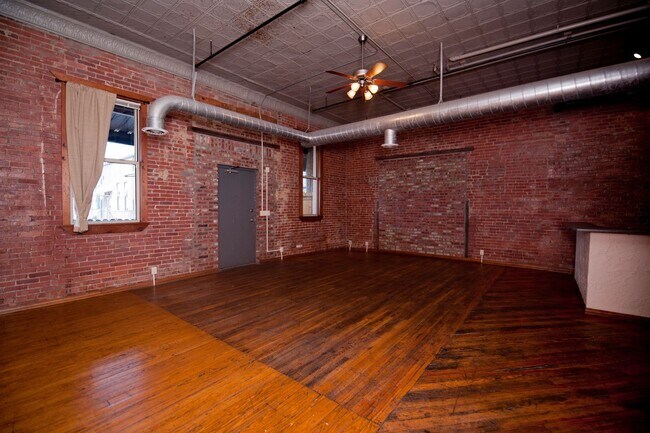 Building Photo - Market 102