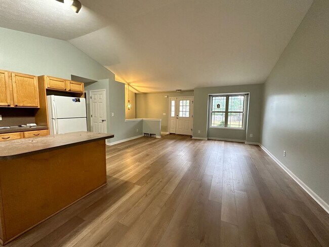 Building Photo - 2075 Janes Ave NE