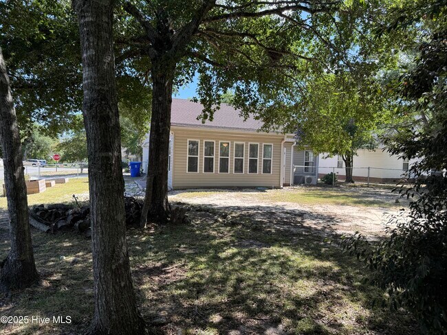 Building Photo - 1308 E Oak Island Dr