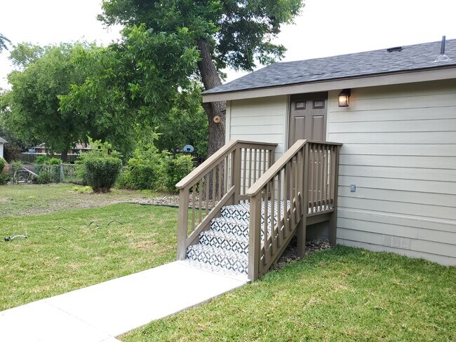 Building Photo - 1822 Hays St