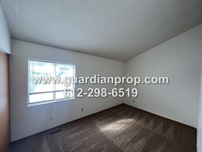 Building Photo - Woodbury Townhouse Available March 1, Open...