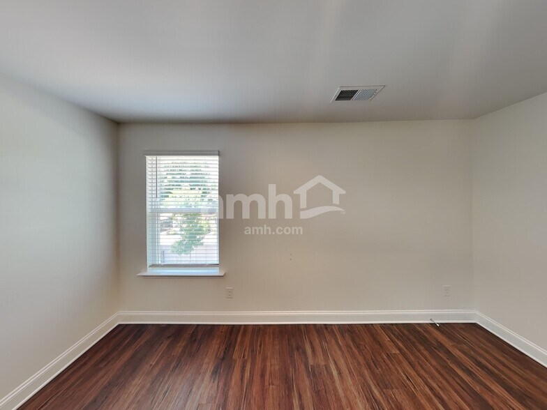 Building Photo - 544 Rivermist Dr