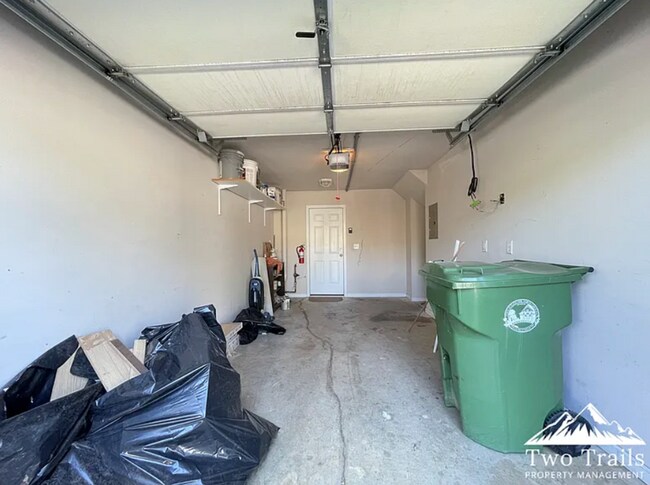 Building Photo - 3 BED/2.5 BATH TOWNHOME IN ARDEN