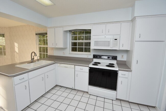 Building Photo - Salt water canal, 2 story home