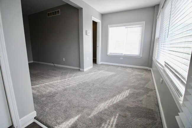 Building Photo - 3 bedroom 1 bathroom ranch with fenced bac...
