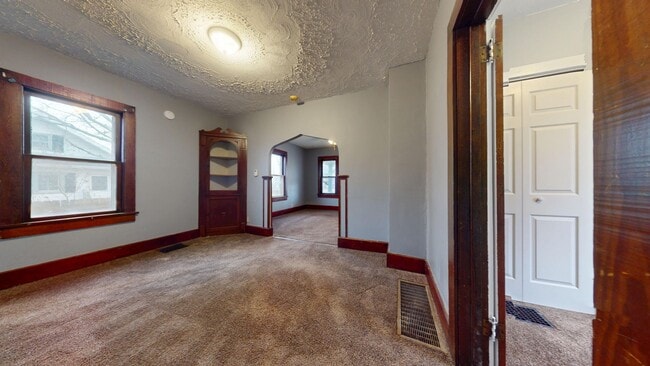 Building Photo - 3 Bedroom, Quiet Street Near Park!