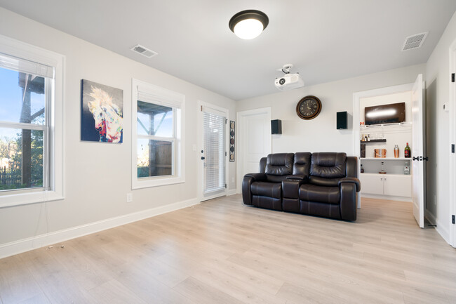 Building Photo - 7906 Laurel Crest Dr