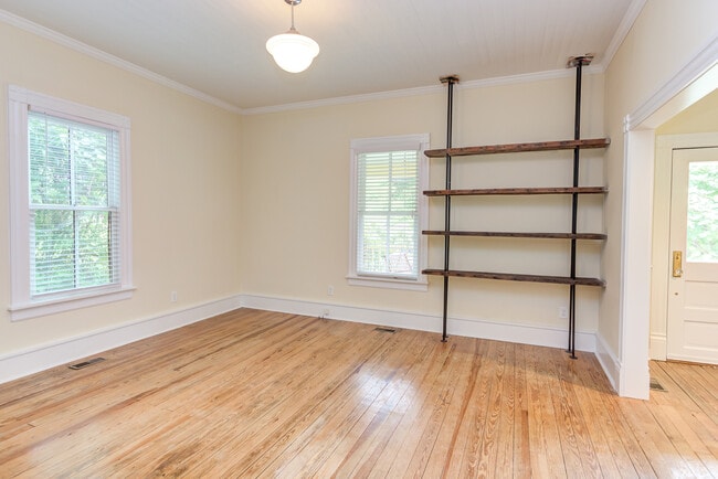 Building Photo - 510 Oakwood Ave