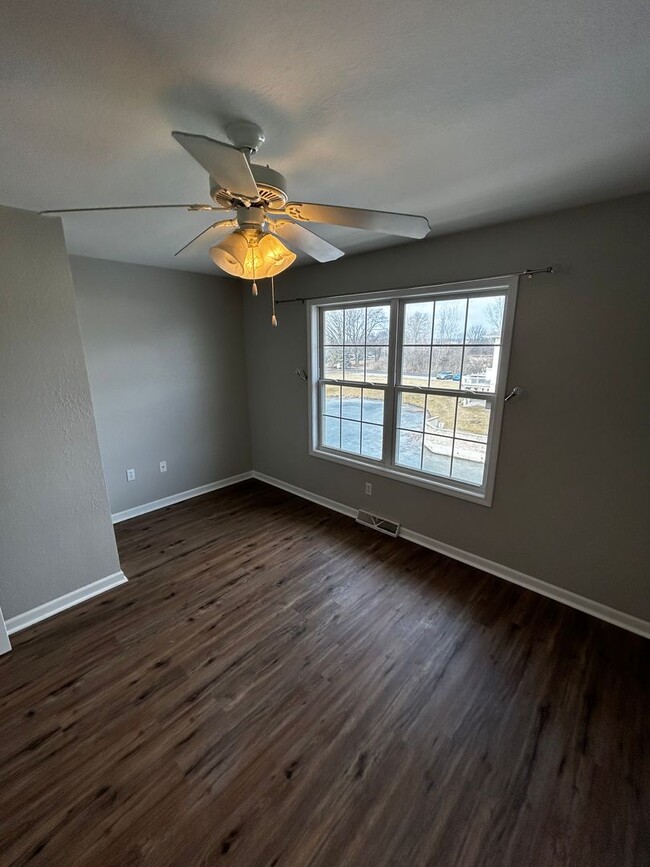 Building Photo - Cozy 2-Bedroom Condo in Exclusive Beachfro...