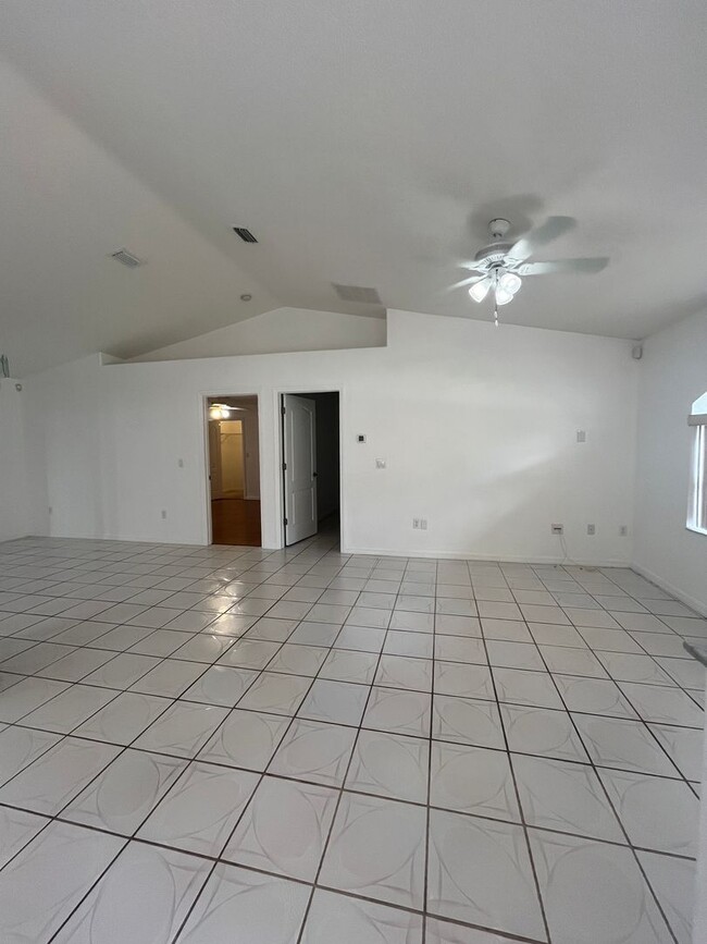Building Photo - Single family Home with Florida room!