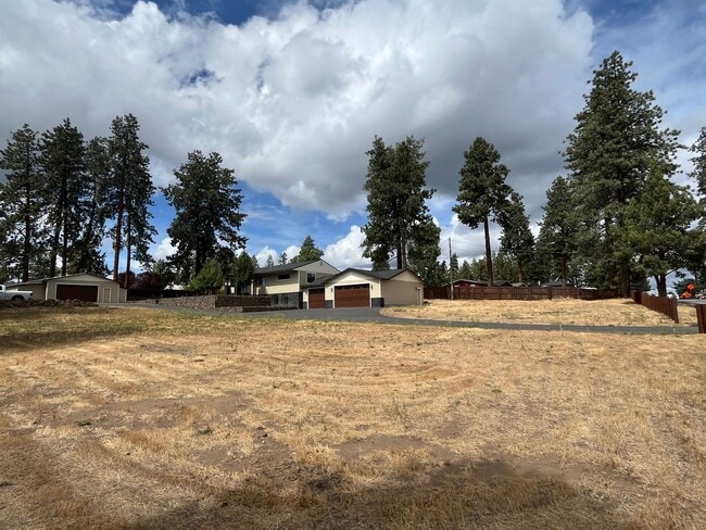 Building Photo - Amazing 4 Bed/3 Bath Home on One Acre with...