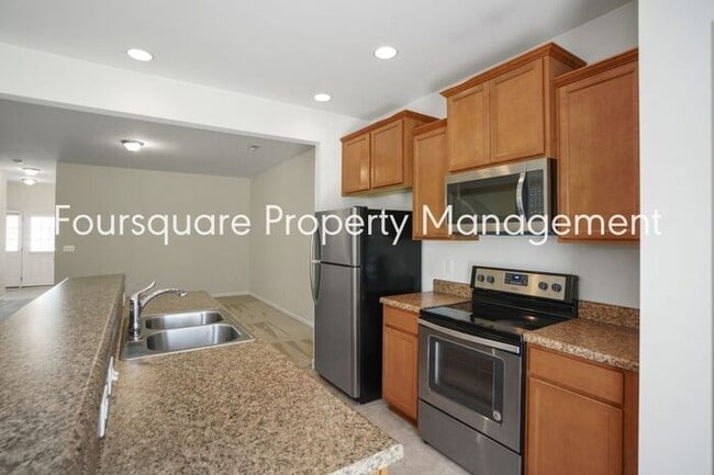 Building Photo - Townhome | Washer/ Dryer Included | Back P...