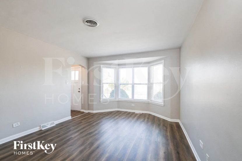 Building Photo - 9358 S Richmond Ave