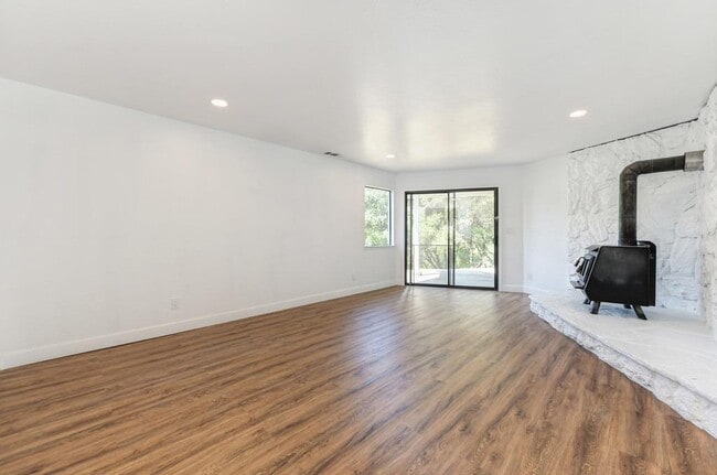 Building Photo - 23986 Oakmont Way