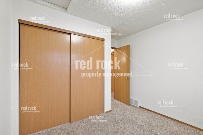 Building Photo - 1323 N Mitchell Rd