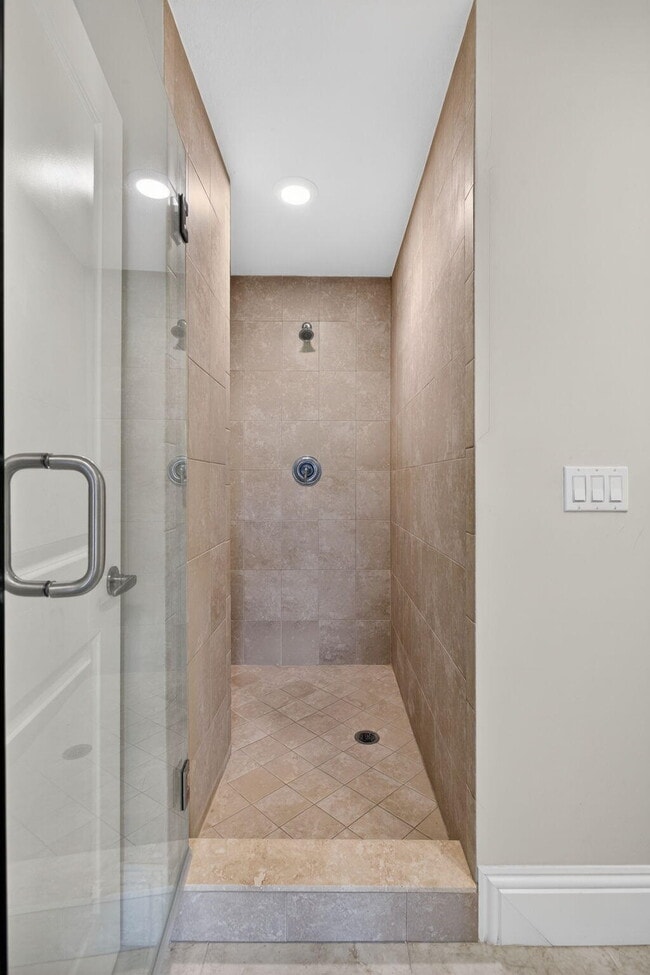 Building Photo - 834 Bay Colony Dr S