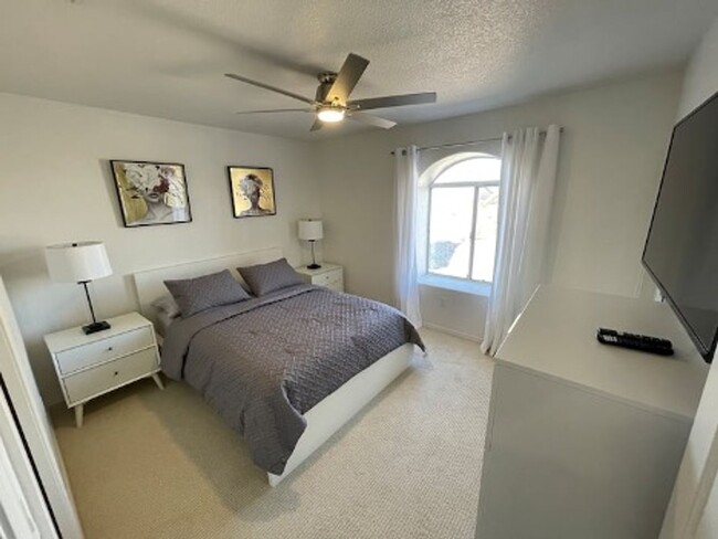 Building Photo - * Occupied* Unfurnished Long Term Pool Hom...