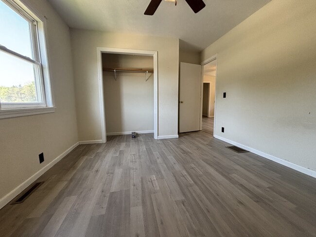 Building Photo - 941 Vista Ln