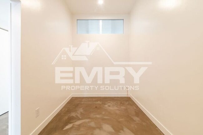 Building Photo - Prime Commercial Office Space Available Beverly Blvd Los Angeles