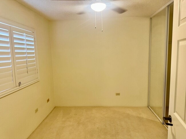 Building Photo - 2 bedroom 2 bath unit in highly desirable ...
