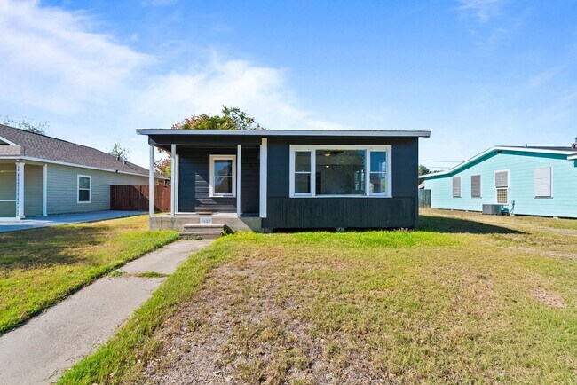 Primary Photo - 5 bedroom 3 bath house