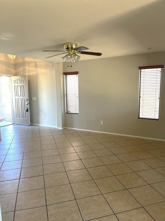 Building Photo - 985 E Saddle Way