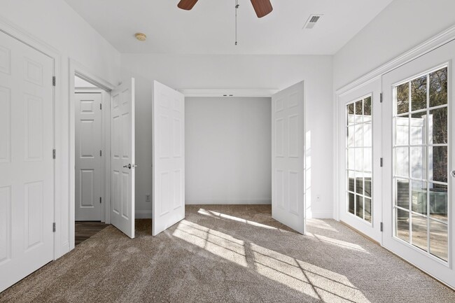 Building Photo - 3-bedroom 2-bathroom townhome now availabl...