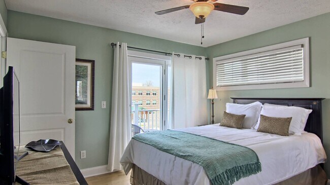 Building Photo - Lovely Condo Available Early September 2024