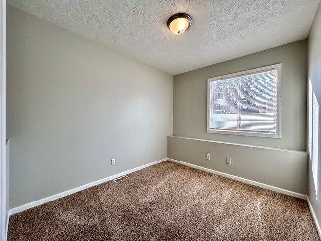 Building Photo - 4 Bedroom 2 Story Home in Northeast GR!