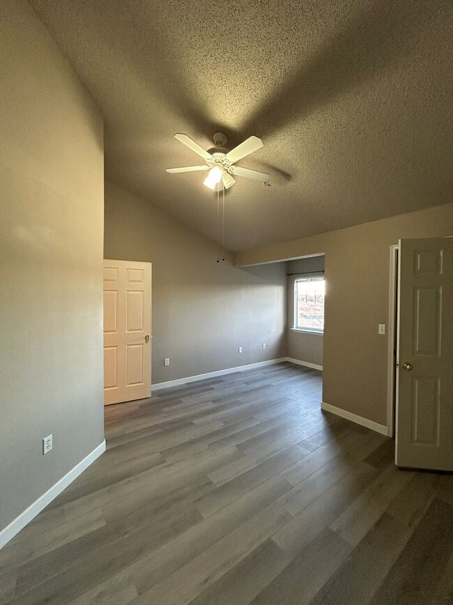 Building Photo - 2Br/2Ba Townhouse with Attached Garage