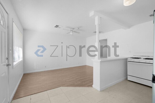 Building Photo - 2749 Fairfield St