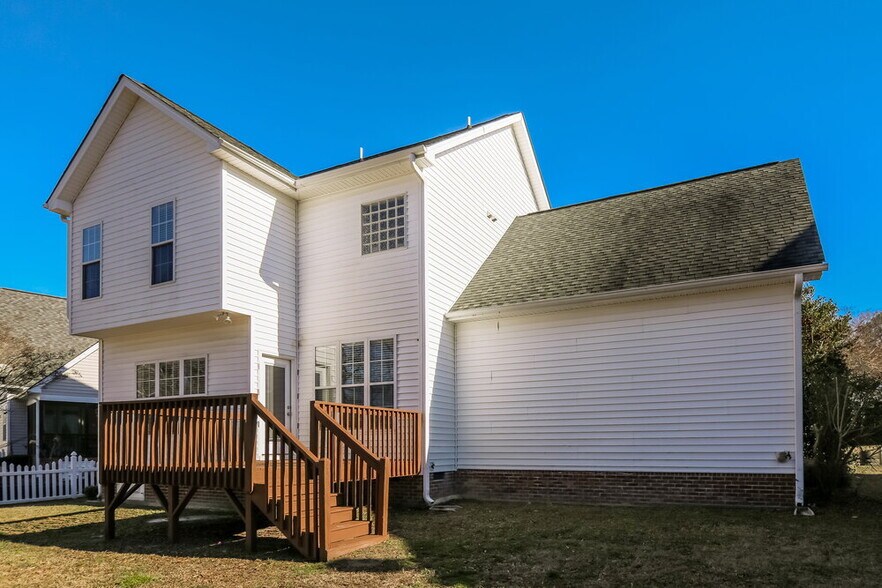 Building Photo - 1011 Watsonia Dr