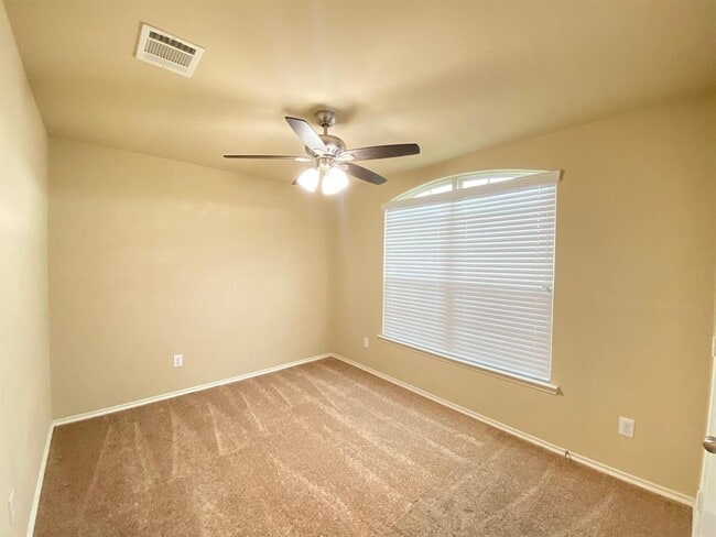 Building Photo - 2105 Meadow Park Dr