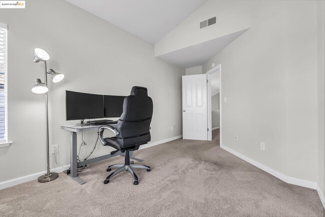 Building Photo - 2435 Pinehurst Ct