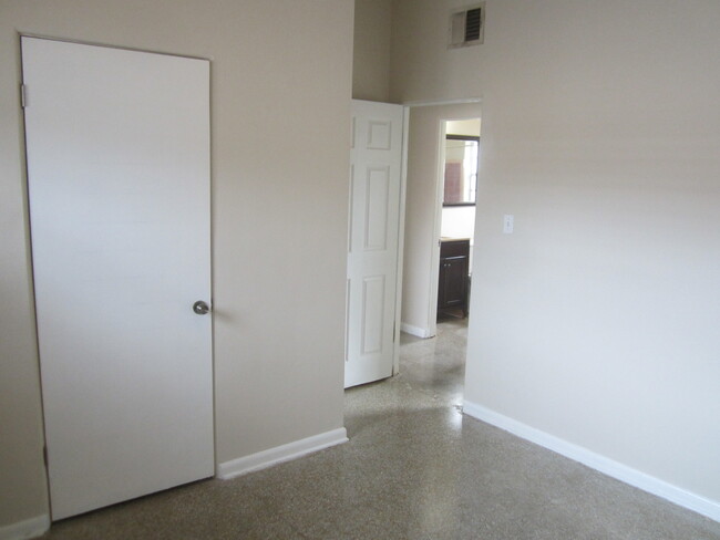 Building Photo - 2 Bedroom 1 Bath Duplex available for Rent...