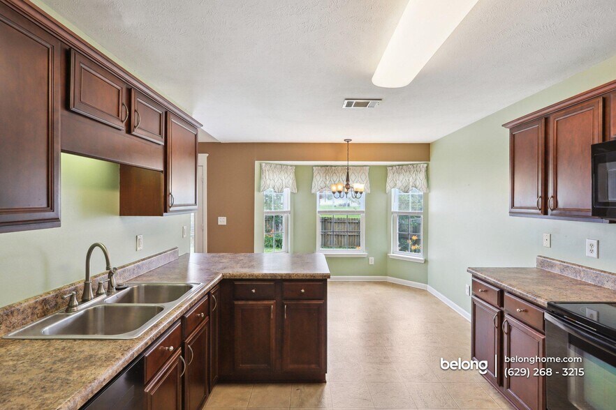 Building Photo - 404 Birdstone Dr